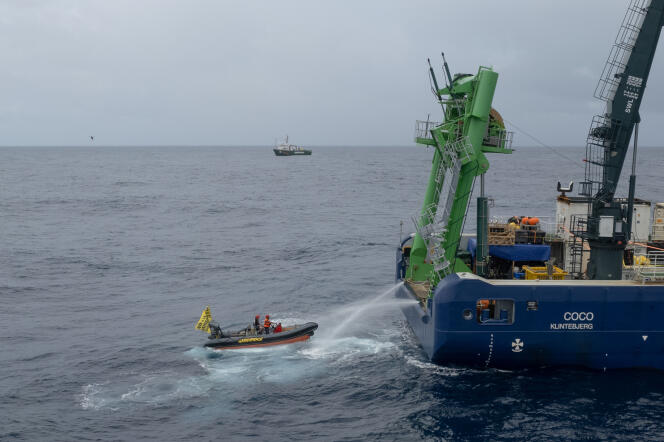 Des militants de Greenpeace manifestent près du « MV Coco », dans la zone Clarion-Clipperton, le 30 novembre 2023.