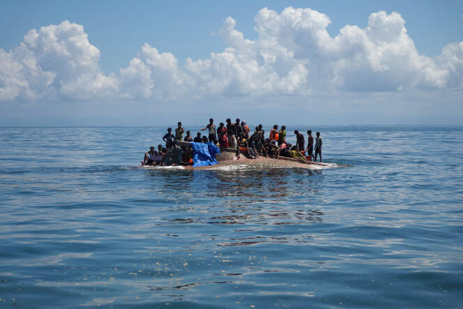 Les réfugiés rohingya sur une embarcation qui a chaviré, peu avant d’être secourus, dans les eaux de West Aceh, Indonésie, le 21 mars 2024.