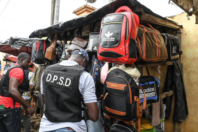 Ivorian police officers from the National Police Directorate for Narcotics and Drugs (DPSD) during an operation in Adjamé, a commune in the Abidjan district, on September 22, 2023.