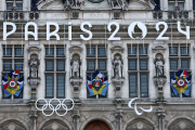 Le logo de Paris 2024 et les anneaux olympiques sur la façade de la mairie de Paris.