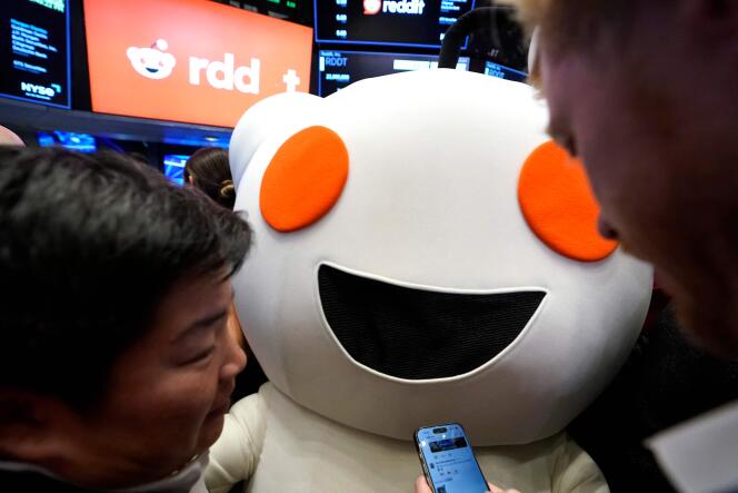 La mascotte de Reddit, Snoo, à la Bourse de New York, le 21 mars 2024. 