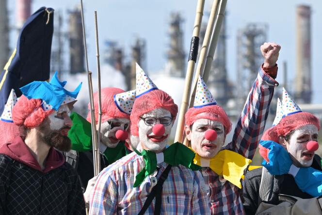 Activistas de Extinction Rebellion en la refinería TotalEnergies en Donges, 23 de marzo de 2024.  