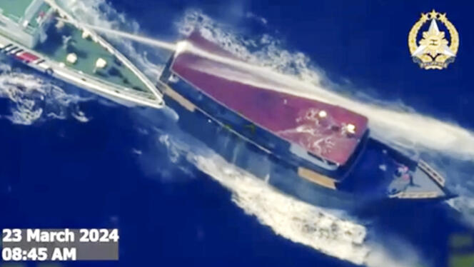 L’armée a diffusé, le 23 mars 2024, des vidéos montrant un navire blanc aspergeant à plusieurs reprises un autre navire à l’aide d’un canon à eau. 