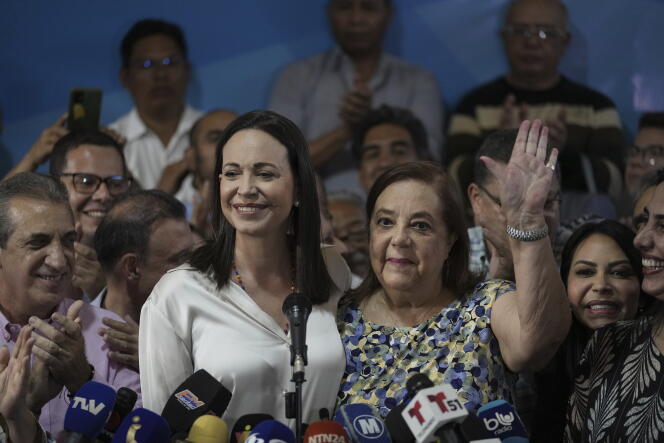 La líder opositora María Corina Machado y la candidata presidencial Corina Yoris en Caracas el 22 de marzo de 2024.