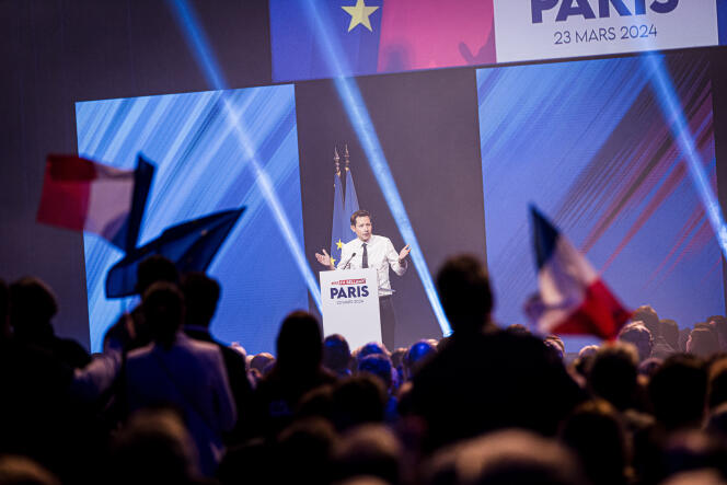 François-Xavier Bellamy, à la fin du meeting de lancement de sa campagne aux européennes, aux Docks de Paris, à Aubervilliers (Seine-Saint-Denis), le 23 mars 2024.