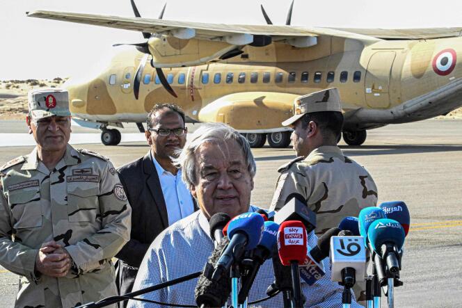 El jefe de las Naciones Unidas, Antonio Guterres, en el aeropuerto internacional de El-Arich en Egipto, el 23 de marzo de 2024. 