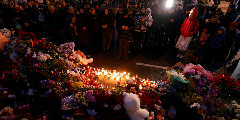 Des passants rendent hommage aux victimes de l’attentat au Crocus City Hall, à Moscou, le 23 mars 2024.