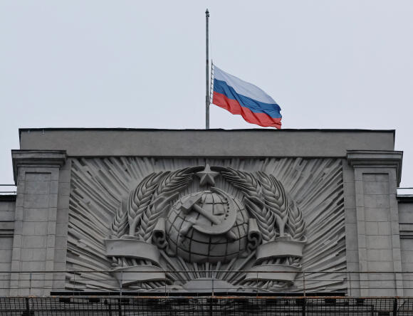 Le drapeau de la Fédération de Russie a été mis en berne sur le fronton de la Douma, la chambre basse du Parlement, le 24 mars 2024, déclaré journée de deuil national après le massacre perpétré dans une salle de concert près de Moscou, vendredi soir.