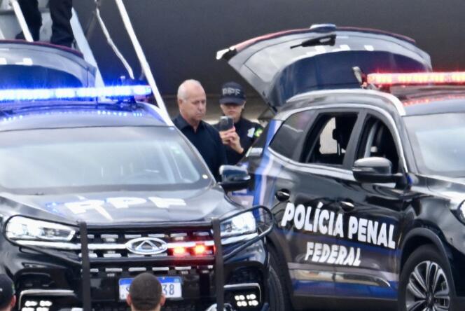 Le conseiller de la Cour des comptes de Rio de Janeiro, Domingos Brazao, descend d’un avion de la police fédérale à son arrivée à Brasilia, le 24 mars 2024, après avoir été arrêté à Rio de Janeiro, au Brésil.  