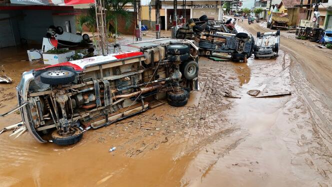 Des véhicules renversés dans une rue couverte de boue après de fortes pluies qui ont frappé le sud-est du Brésil, à Mimoso do Sul, dans l’État d’Espírito Santo, le 24 mars 2024, sur une photo publiée par les autorités locales.