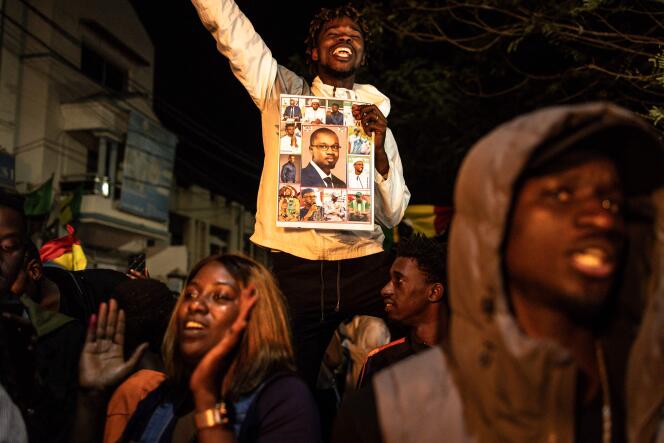 Des partisans de Bassirou Diomaye Faye, candidat de l’opposition à l’élection présidentielle, pendant le dépouillement, devant son siège de campagne, à Dakar, le 24 mars 2024.