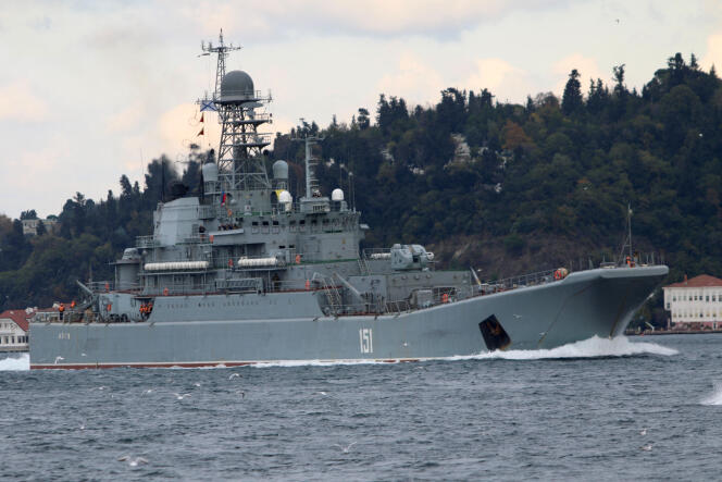 Le navire de débarquement russe « Azov » au large d’Istanbul, le 24 novembre 2020.