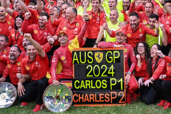 La joie de la Scuderia Ferrari après la victoire de Carlos Sainz (au centre, à gauche) devant son coéquipier driver Charles Leclerc (à sa droite) à Melbourne, le 24 mars 2024.
