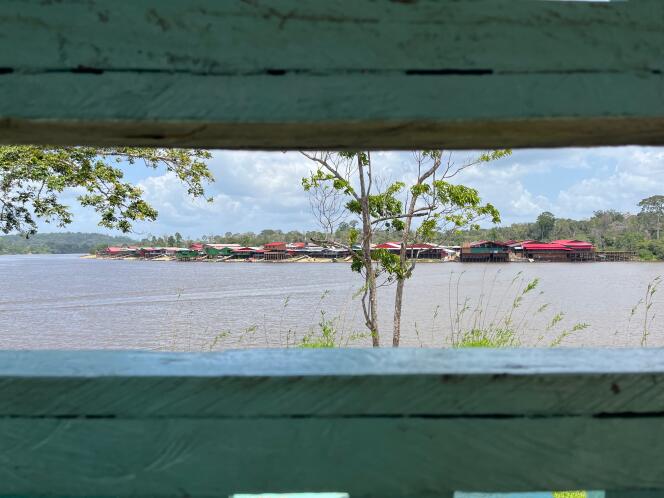 Le village d’Antonio Do Brinco (Suriname), où sont installés des orpailleurs illégaux, vu depuis Maripasoula, située en Guyane française, le 22 mars 2024.