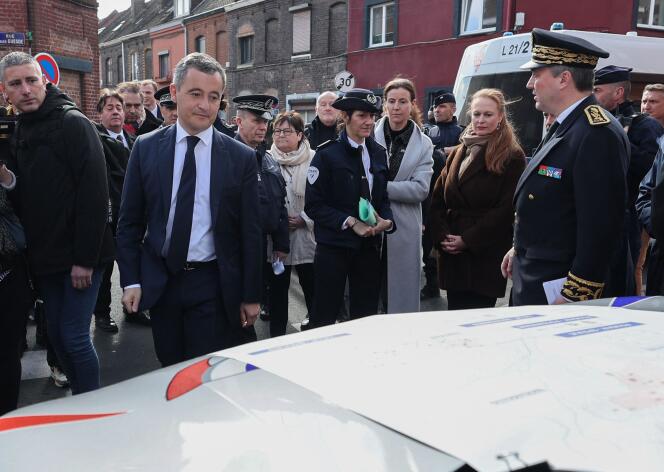 Le ministre de l’intérieur, Gérald Darmanin, durant une opération « Place nette XXL » contre le trafic de drogue, à Roubaix (Nord), le 25 mars 2024. 
