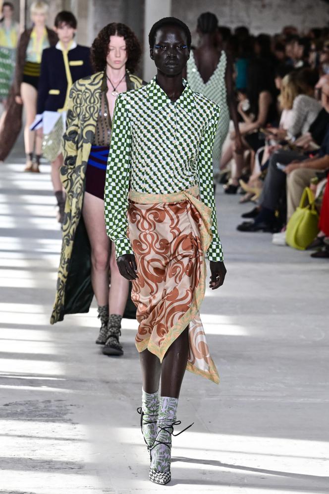 Dries Van Noten, colección prêt-à-porter primavera-verano 2024, en París, el 27 de septiembre de 2023.