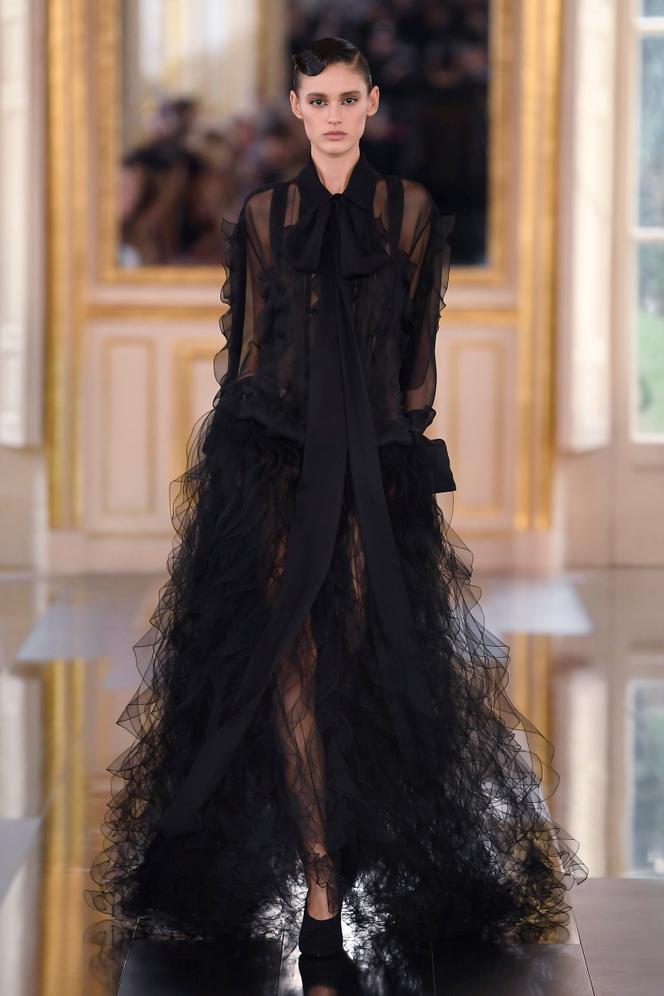 Valentino, colección prêt-à-porter otoño-invierno 2024-2025, en París, el 3 de marzo de 2024.