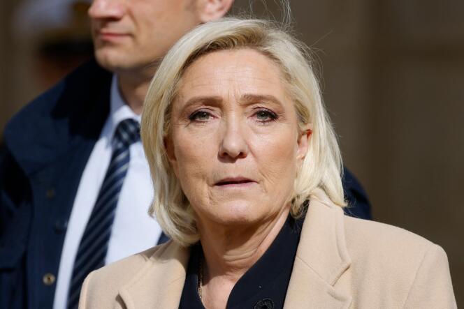 L’ex-présidente du Rassemblement national, Marine Le Pen, devant l’hôtel des Invalides, à Paris, le 20 mars 2024.