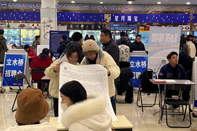 Lors d’une foire à l’emploi, à Pékin, le 23 février 2024.