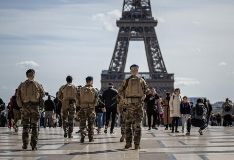©CHRISTOPHE PETIT TESSON/EPA/MAXPPP - epa11242813 French soldiers patrol near the Eiffel Tower as part of the national security plan 'Vigipirate', in Paris, France, 25 March 2024. The French government decided to increase the security alert system 'Vigipirate' to the highest level after Islamic State (IS) group claimed responsibility for the attack in Moscow and the threats weighing on France, Prime Minister Gabriel Attal said in a post on social media platform X (formerly Twitter) on 24 March. EPA-EFE/CHRISTOPHE PETIT TESSON (MaxPPP TagID: maxnewsfrfive549415.jpg) [Photo via MaxPPP]