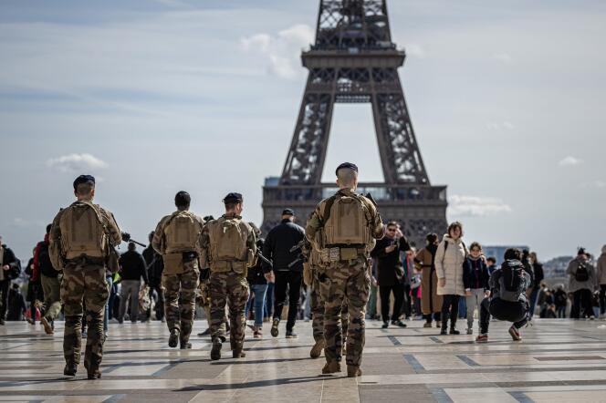 Des soldats français patrouillent près de la tour Eiffel dans le cadre du plan Vigipirate, à Paris, le 25 mars 2024. 