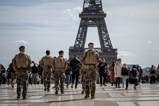 Des soldats français patrouillent près de la tour Eiffel dans le cadre du plan Vigipirate, à Paris, le 25 mars 2024. 