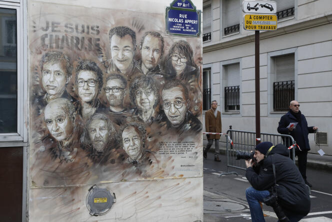 L’œuvre de l’artiste de rue français Christian Guémy, alias C215, représentant des membres du magazine satirique « Charlie Hebdo » a été peinte sur une façade près de ses bureaux, rue Nicolas-Appert, Paris 11ᵉ, le 7 janvier 2020, à l’occasion du cinquième anniversaire de l’attaque djihadiste qui avait fait 12 morts. 