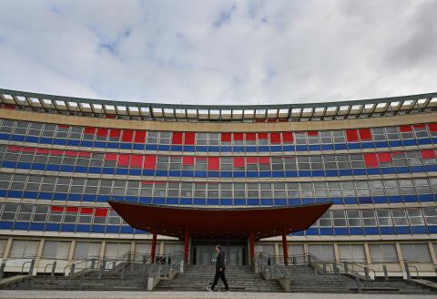 A local resident walks past the closed building of the School of Law at the University of Strasbourg, eastern France, on January 5, 2023. In Strasbourg the unusual closure of the university in this first week of 2023, intended to save money on the energy bill, is far from ideal for the students, as they need to study in less open buildings. (Photo by SEBASTIEN BOZON / AFP)