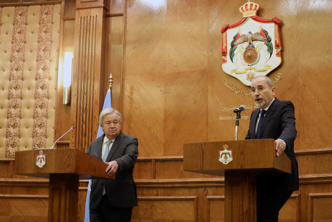 Le secrétaire général des Nations unies, Antonio Guterres, et le ministre jordanien des affaires étrangères, Ayman Safadi, à Amman (Jordanie), le 25 mars 2024.