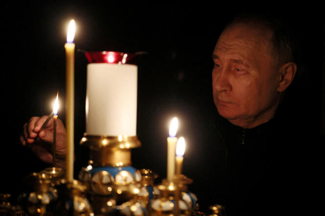 Vladimir Poutine se recueille à la mémoire des victimes de l’attaque du Crocus City Hall, dans l’église de sa résidence de Novo-Ogarevo, en banlieue de Moscou, le 24 mars 2024. Photo fournie par Sputnik, agence de communication du Kremlin. 