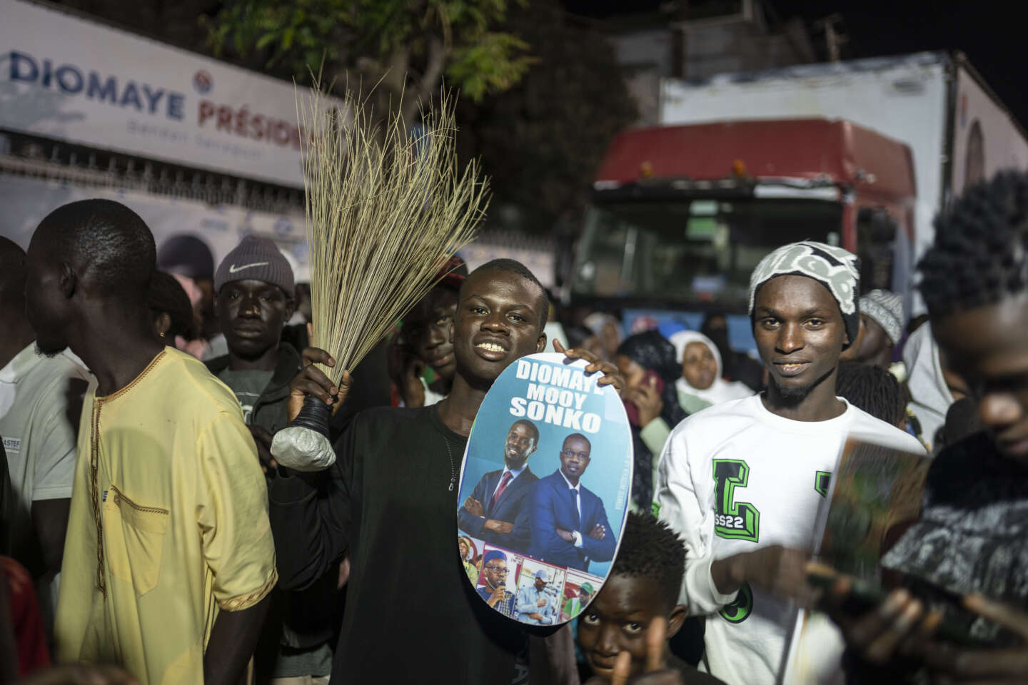 Au Sénégal, un séisme politique : Bassirou Diomaye Faye, le candidat de la rupture, annoncé en tête du premier tour de la présidentielle