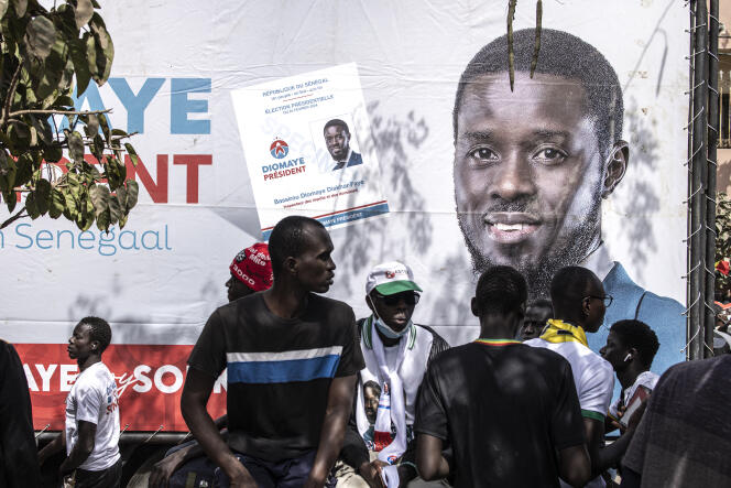 Bassirou Diomaye Faye, candidat à la présidentielle sénégalaise pour le Pastef, sur une affiche de campagne à Dakar, le 24 mars 2024.