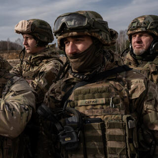 Pratique du tir de mortier, sur un lieu d'entraînement du bataillon Safari de la brigade LUT dans le centre de l'Ukraine, le 27 février 2024. La brigade LUT d'environ 4000 personnes, est composée d'anciens policiers et d'anciens soldats. ADRIENNE SURPRENANT / MYOP POUR « LE MONDE »