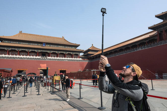 Un touriste espagnol dans la Cité Interdite de Pékin, le 23 mars 2024.