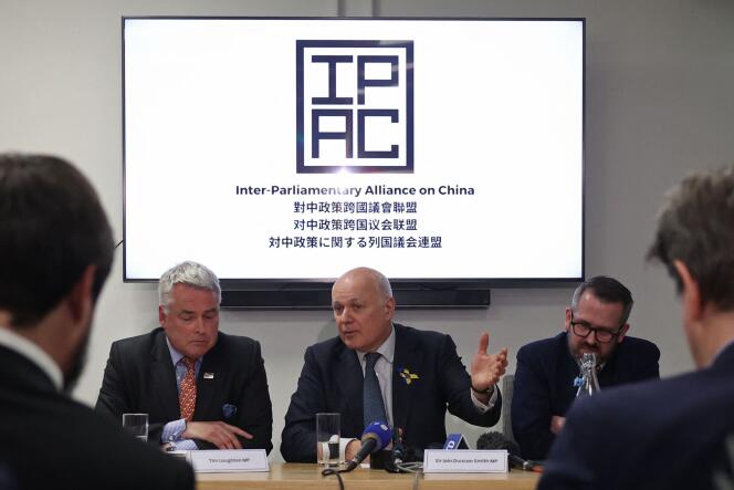Le député conservateur Tim Loughton, l’ancien chef conservateur, Iain Duncan Smith, et l’ancien porte-parole du SNP en matière de défense, Stewart McDonald, lors d’une conférence de presse de l’Alliance interparlementaire sur la Chine, à Londres, le 25 mars 2024.