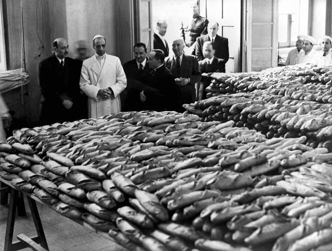 Le pape Pie XII bénit le pain qui sera distribué à la population frappée par la guerre, à Rome, en 1943.