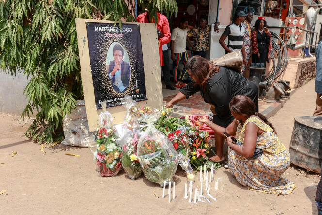 Devant les locaux d’Amplitude FM, au lendemain de la mort de Martinez Zogo, à Yaoundé, le 23 janvier 2023.