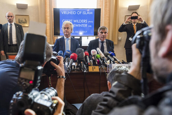 Le leader d’extrême droite néerlandais Geert Wilders, et le politicien anti-immigration belge Filip Dewinter s’adressent aux médias au Parlement fédéral belge, à Bruxelles, le vendredi 3 novembre 2017.
