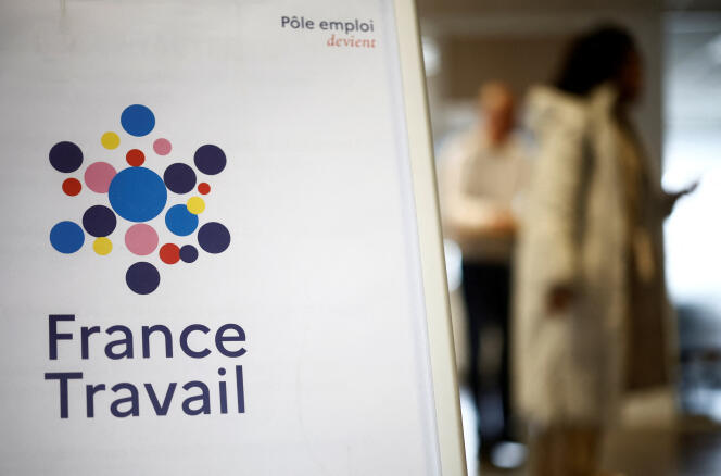 Le logo de France Travail (anciennement connue sous le nom de Pôle emploi) visible dans l’un de ses bureaux à Nantes, le 26 mars 2024.