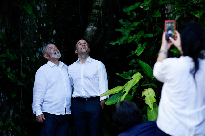 Le président brésilien, Luiz Inacio Lula da Silva, et Emmanuel Macron sur l’île de Combu, près de Belem (Brésil), le 26 mars 2024. 