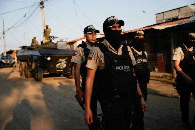 Des policiers participent à une opération conjointe de l'armée et de la police dans le quartier Socio Vivienda, Guayaquil, Équateur, le 26 mars 2024.