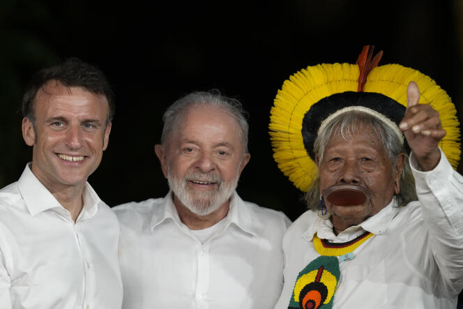 French President Emmanuel Macron, from left, Brazil's President Luiz Inacio Lula da Silva and Chief Raoni Metuktire,  pose for photos on Combu Island, near Belem, Para state, Brazil, Tuesday, March 26, 2024.
