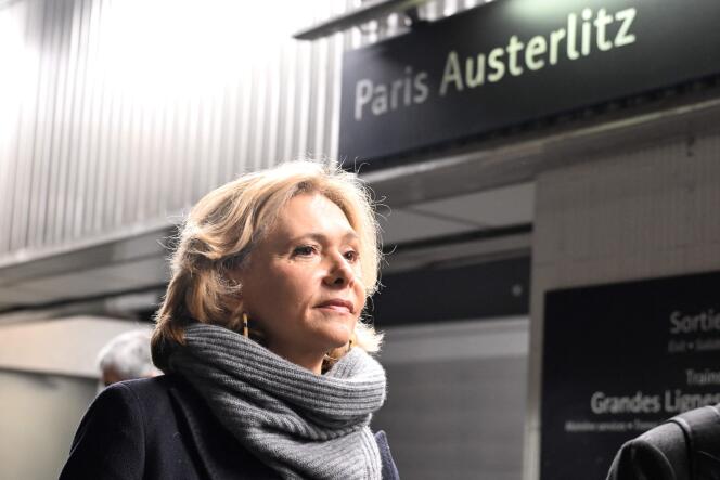 Valérie Pécresse, présidente de la région Ile-de-France et d’Ile-de-France Mobilités, en visite à la gare d’Austerlitz, à Paris, pour inspecter la ligne C du RER,  le 26 mars 2024.
