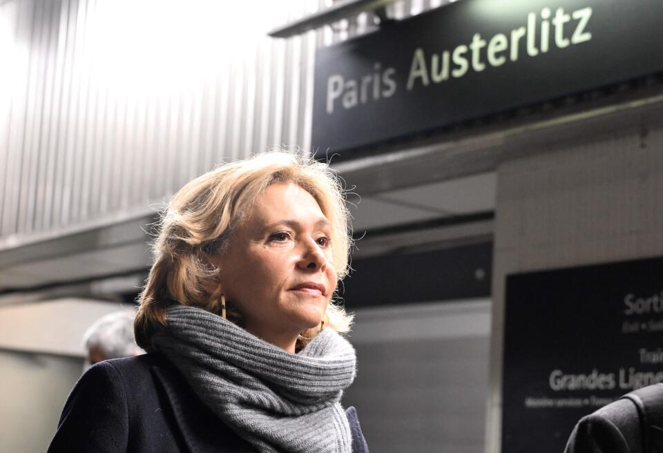 President of the Regional Council of Ile-de-France Valerie Pecresse walks at Paris Austerlitz station as she visit the RER C (Regional Express Network) line in Paris on March 26, 2024. (Photo by Bertrand GUAY / AFP)