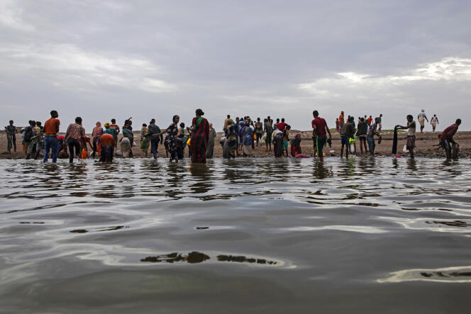 Des migrants éthiopiens marchent sur les rives de Ras Al-Ara, Lahj, Yémen, après avoir débarqué d’un bateau, le 26 juillet 2019. 