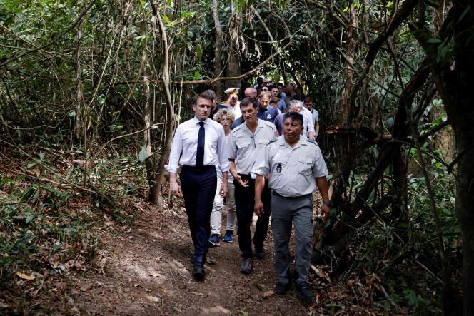 Emmanuel Macron, dans la forêt près du village de Camopi, dans le cadre d’une visite de deux jours dans le département français d’outre-mer de Guyane, le 25 mars 2024.