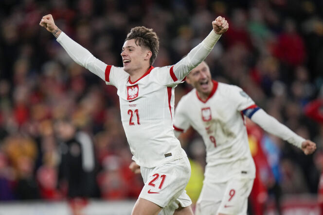 Nicola Zalewski celebra la clasificación de Polonia para la Eurocopa 2024 tras la victoria de su equipo, obtenida tras la tanda de penaltis, contra Gales, el 26 de marzo de 2024.