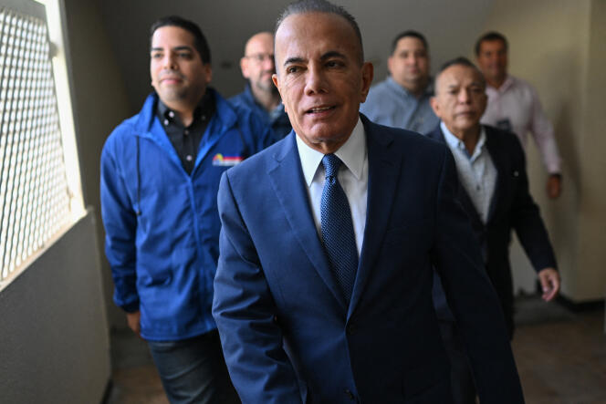 Manuel Rosales, chef de l’opposition vénézuélienne et gouverneur de l’Etat de Zulia, avant une conférence de presse, à Caracas, le 10 mai 2023.