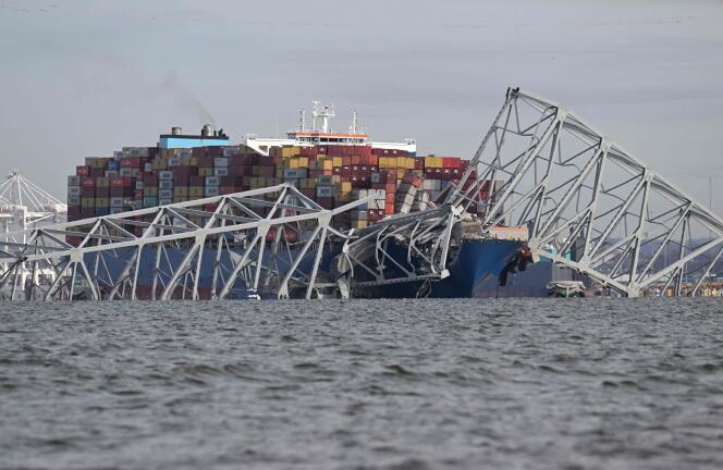 Le pont Francis Scott Key effondré à la suite de la collision du cargo « Dali » à Baltimore (Maryland), aux Etats-Unis, le 26 mars 2024.  
