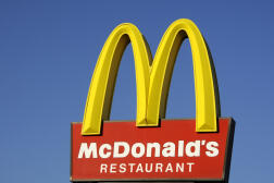 Enseigne d'un restaurant fast-food Mc Donald's à Nantes.